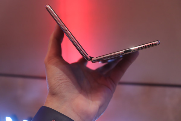 HUAWEI Mate X7 實機上手 展開僅 4.5mm 挑戰物理極限 「紅楓原色」鏡頭實測摺機界唯一「可變光圈」