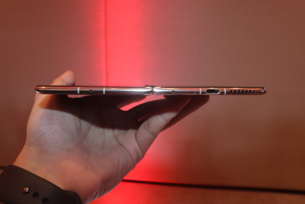 HUAWEI Mate X7 實機上手 展開僅 4.5mm 挑戰物理極限 「紅楓原色」鏡頭實測摺機界唯一「可變光圈」