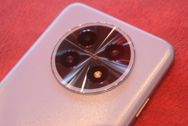 HUAWEI Mate X7 實機上手 展開僅 4.5mm 挑戰物理極限 「紅楓原色」鏡頭實測摺機界唯一「可變光圈」