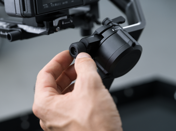 單人拍片唔使求人！DJI RS 5 登場對應「AI 智慧跟拍」：點一下 Mon 即變「自動追焦」攝影師