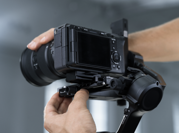 單人拍片唔使求人！DJI RS 5 登場對應「AI 智慧跟拍」：點一下 Mon 即變「自動追焦」攝影師