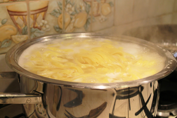 入廚常識｜煮麵時水總是滾到瀉出來？家事達人教你「加1物」秒解崩潰爐台！