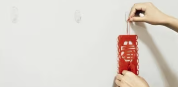 貼揮春千祈咪用膠紙！一撕即爛牆甩灰！5款無痕神器：貼歪重嚟都得＋零殘留