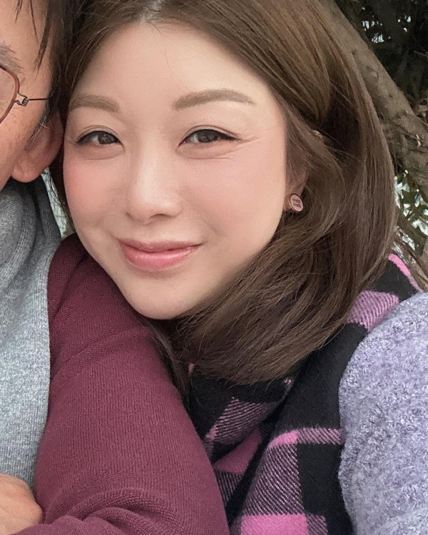 前港姐離婚兩次後再覓第三春新戀情 公開認愛廿年好友「霸氣總裁」：原來是這樣的