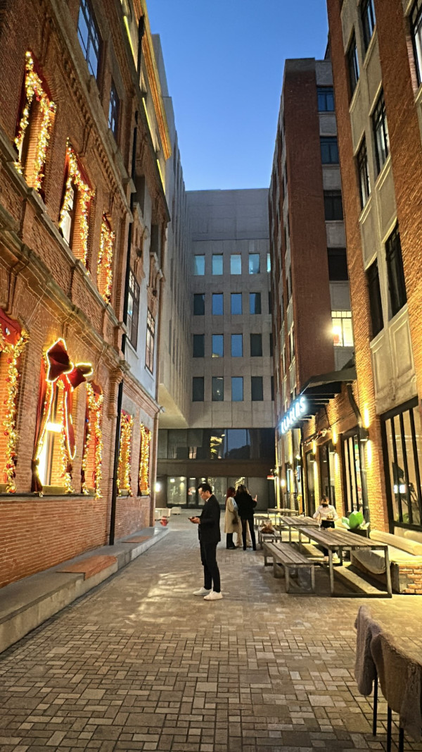 前港姐離婚兩次後再覓第三春新戀情 公開認愛廿年好友「霸氣總裁」：原來是這樣的