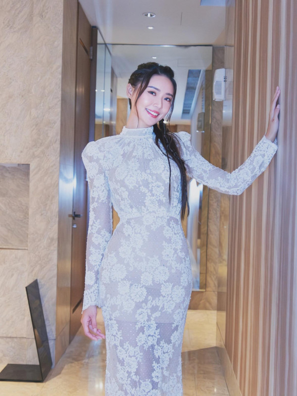 戴祖儀純慾風白色水著泳衣照放題！胸前解放事業線震撼眼球：大祖儀！