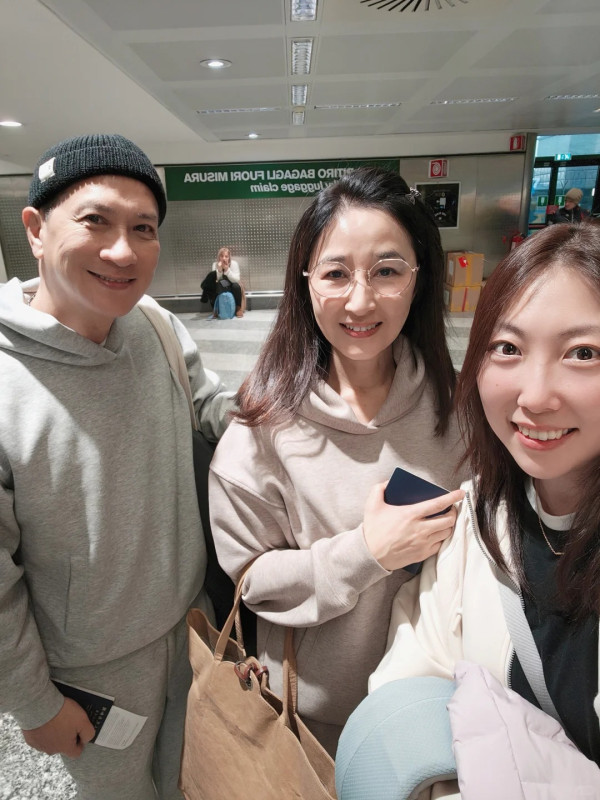 關詠荷孖老公情侶裝被野生捕獲！60歲零醫美狀態驚人 證明張家輝無講錯