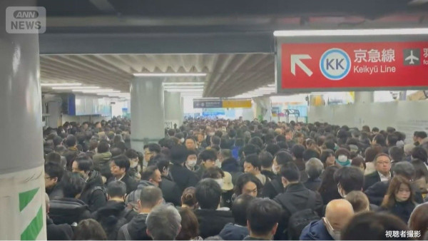 有片!東京JR大停電山手線主幹線停駛 乘客摸黑路軌逃生 車站人山人海