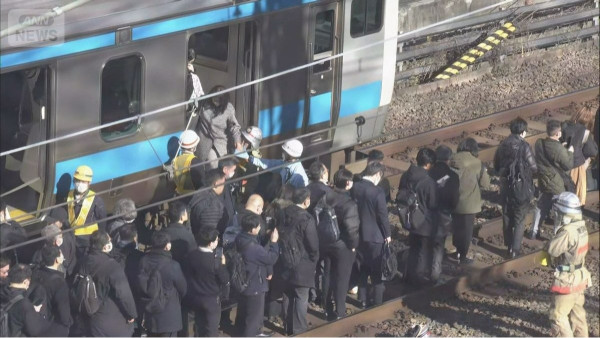 有片!東京JR大停電山手線主幹線停駛 乘客摸黑路軌逃生 車站人山人海
