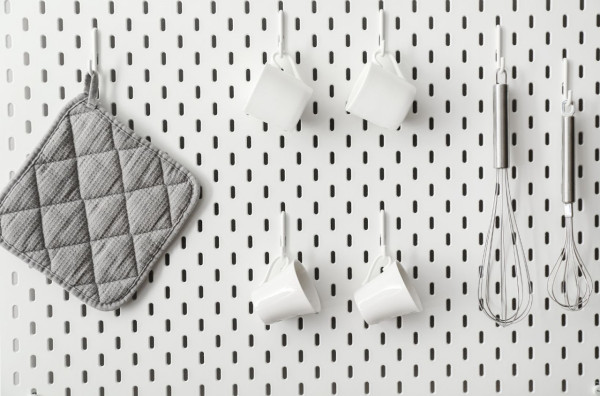 12蚊店神器自製「無痕洞洞板」！低成本DIY展示牆：公仔飾物全部掛得（附購物清單）