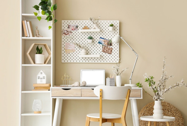 12蚊店神器自製「無痕洞洞板」！低成本DIY展示牆：公仔飾物全部掛得（附購物清單）