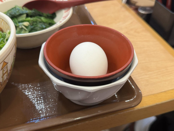 SUKIYA生雞蛋打邊隻碗？前員工認冇學過！日本官方揭「唯一正確用法」：原來一直放錯碗