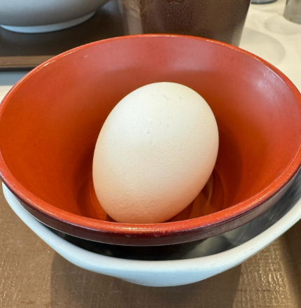 SUKIYA生雞蛋打邊隻碗？前員工認冇學過！日本官方揭「唯一正確用法」：原來一直放錯碗