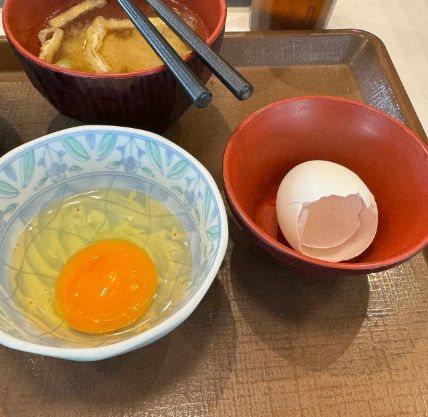 SUKIYA生雞蛋打邊隻碗？前員工認冇學過！日本官方揭「唯一正確用法」：原來一直放錯碗