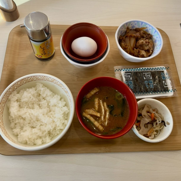 SUKIYA生雞蛋打邊隻碗？前員工認冇學過！日本官方揭「唯一正確用法」：原來一直放錯碗