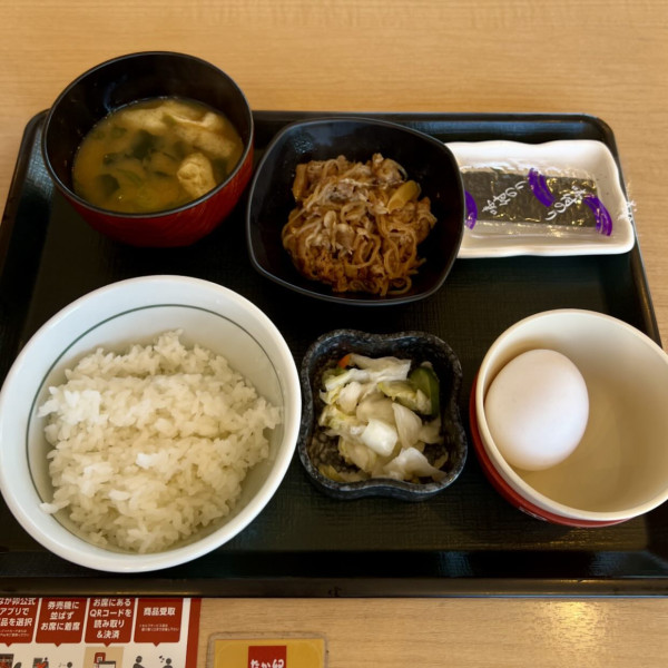 SUKIYA生雞蛋打邊隻碗？前員工認冇學過！日本官方揭「唯一正確用法」：原來一直放錯碗