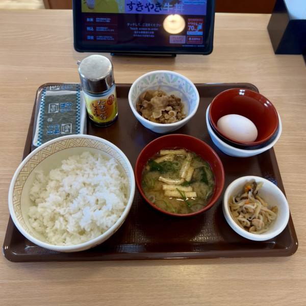 SUKIYA生雞蛋打邊隻碗？前員工認冇學過！日本官方揭「唯一正確用法」：原來一直放錯碗