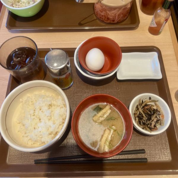 SUKIYA生雞蛋打邊隻碗？前員工認冇學過！日本官方揭「唯一正確用法」：原來一直放錯碗