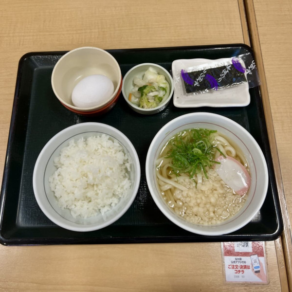 SUKIYA生雞蛋打邊隻碗？前員工認冇學過！日本官方揭「唯一正確用法」：原來一直放錯碗