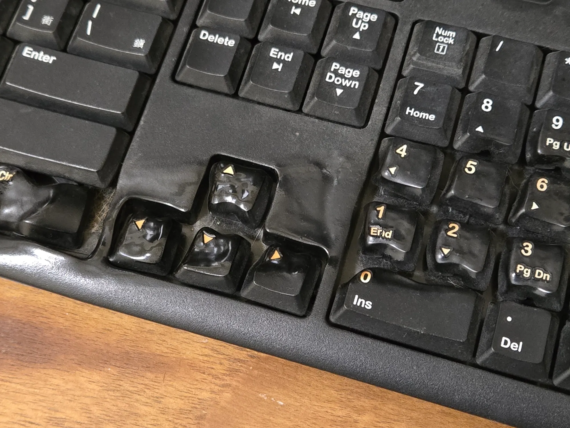 家居驚現靈異事件？無線鍵盤滑鼠離奇自燃融化 事主揭真兇竟是超常見家具