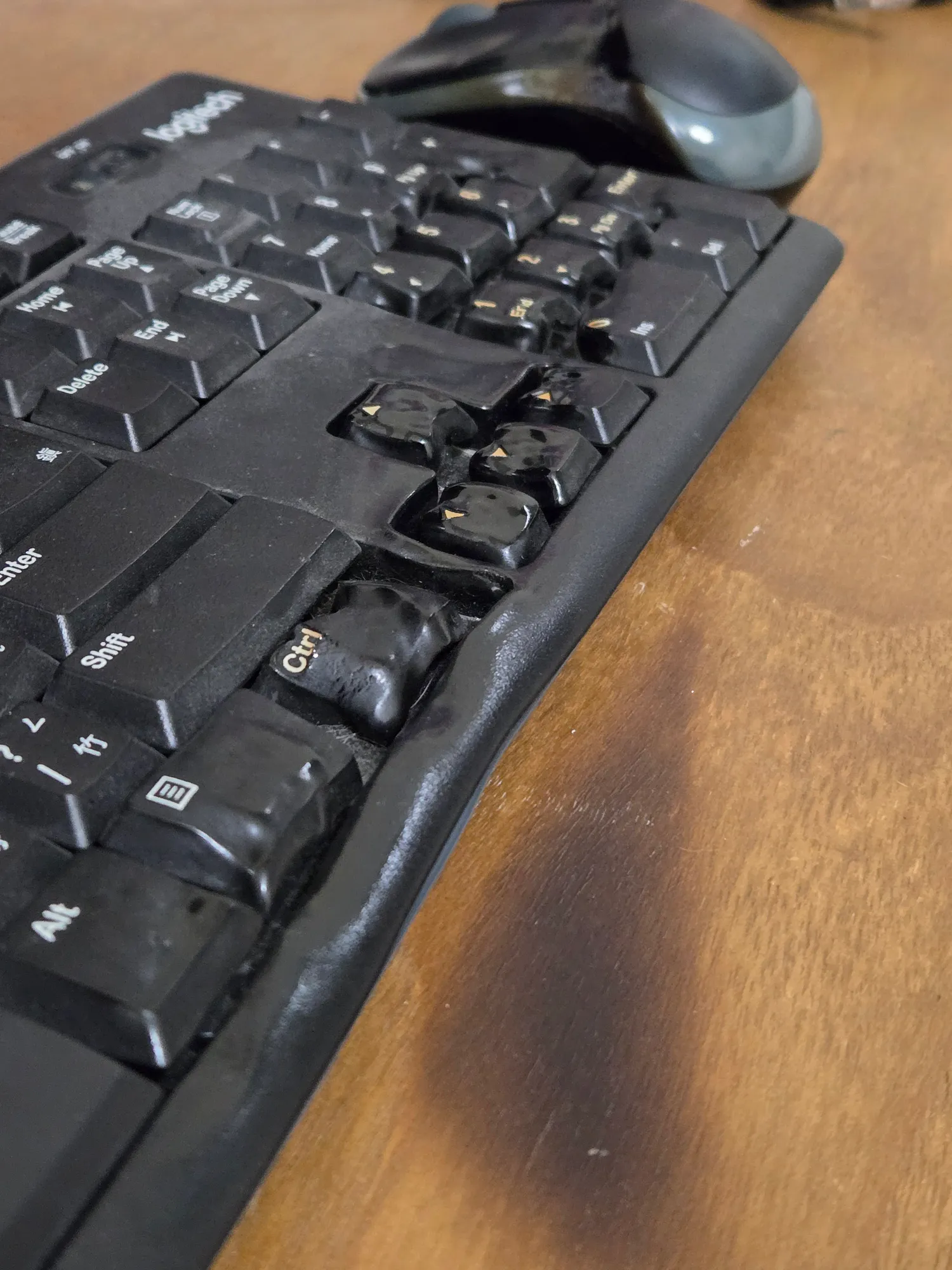 家居驚現靈異事件？無線鍵盤滑鼠離奇自燃融化 事主揭真兇竟是超常見家具