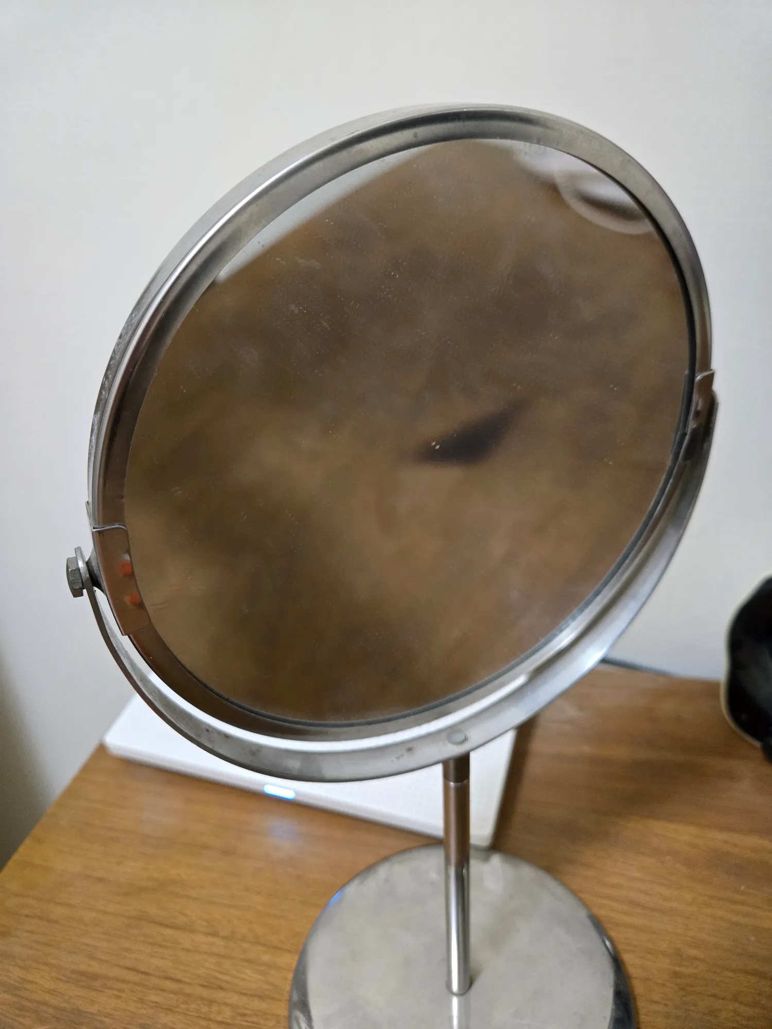 家居驚現靈異事件？無線鍵盤滑鼠離奇自燃融化 事主揭真兇竟是超常見家具