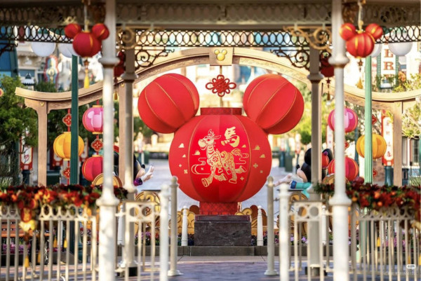 香港迪士尼樂園將於1月30日起推出「奇妙年年」馬年新春慶祝活動。圖片來源：小紅書