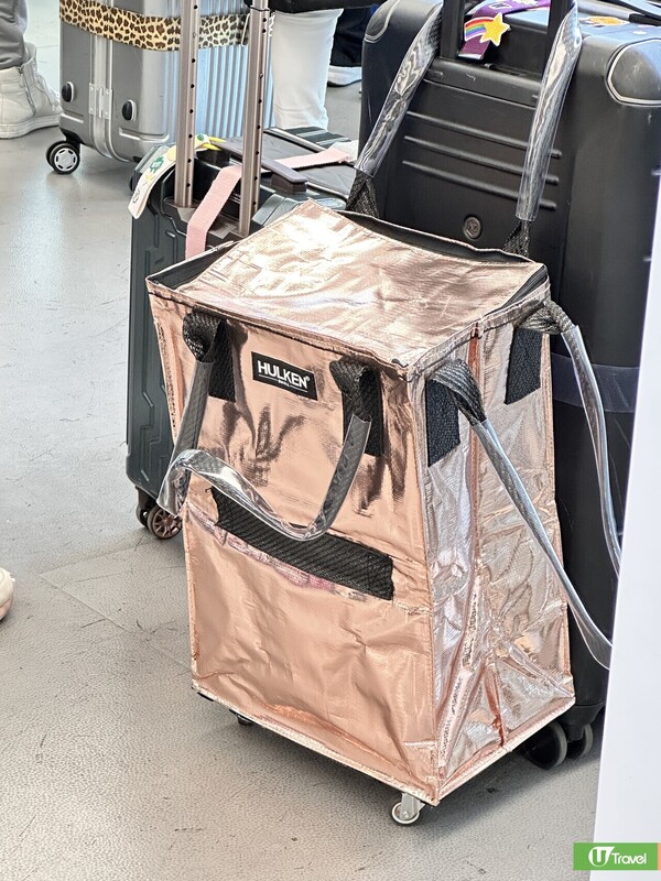 記者目測旅客在釜山機場有帶 Hulken 行李袋， 細碼尺寸可以裝手信戰利品，可手提登機。（韋珈萱 攝