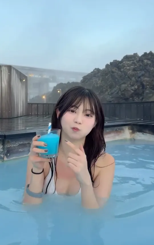 「TVB最後一位少女」飛冰島浸溫泉出浴 零度解放純白比堅尼晒身材畫面唯美