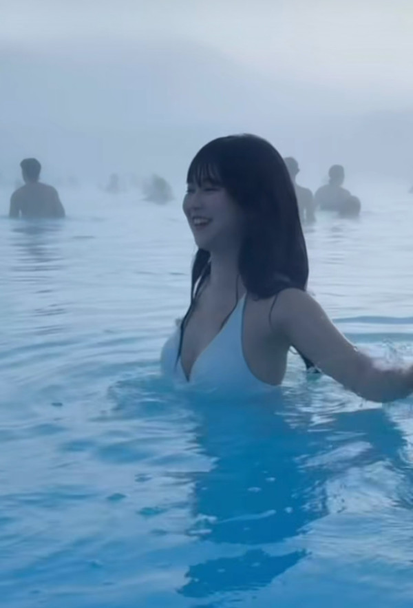 「TVB最後一位少女」飛冰島浸溫泉出浴 零度解放純白比堅尼晒身材畫面唯美