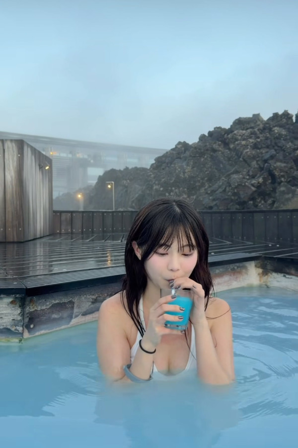 「TVB最後一位少女」飛冰島浸溫泉出浴 零度解放純白比堅尼晒身材畫面唯美