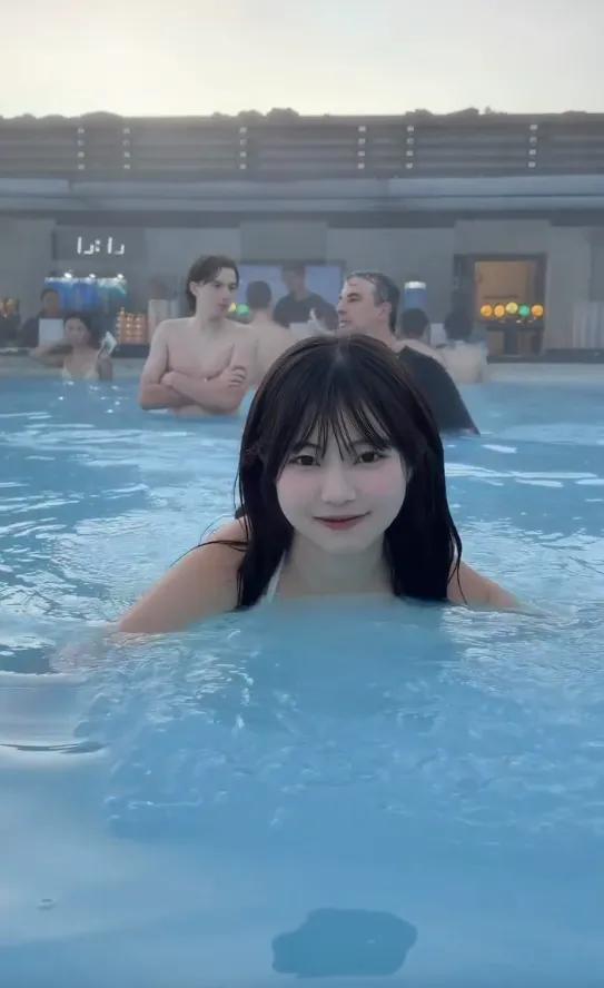 「TVB最後一位少女」飛冰島浸溫泉出浴 零度解放純白比堅尼晒身材畫面唯美