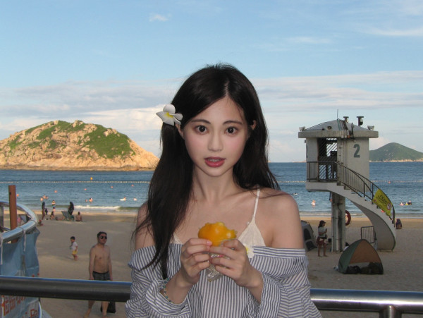 「TVB最後一位少女」飛冰島浸溫泉出浴 零度解放純白比堅尼晒身材畫面唯美