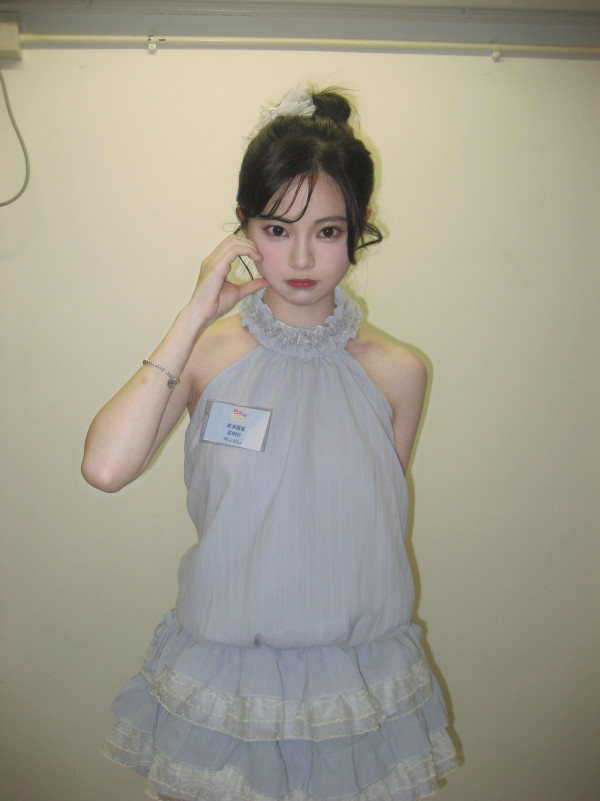 「TVB最後一位少女」飛冰島浸溫泉出浴 零度解放純白比堅尼晒身材畫面唯美