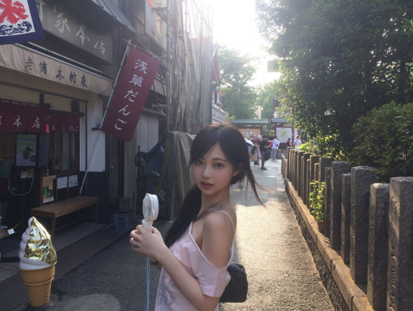 「TVB最後一位少女」飛冰島浸溫泉出浴 零度解放純白比堅尼晒身材畫面唯美