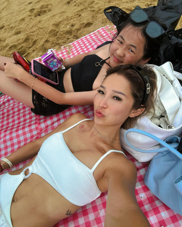 Mandy Lieu激罕返港避開「洗米嫂」飛英國！疑現身九龍灣晒黑絲長腿 網民揭時間點太敏感