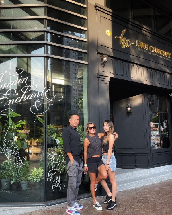 Mandy Lieu激罕返港避開「洗米嫂」飛英國！疑現身九龍灣晒黑絲長腿 網民揭時間點太敏感