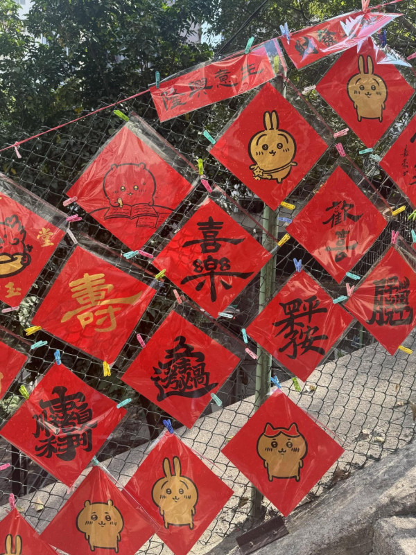 上環Chiikawa「發光揮春」爆紅！伯伯親製吸引路人圍觀 網民揭驚人售價達3位數？