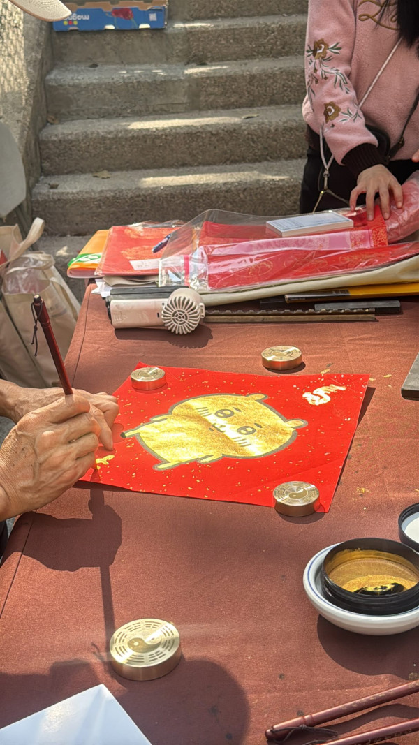 上環Chiikawa「發光揮春」爆紅！伯伯親製吸引路人圍觀 網民揭驚人售價達3位數？