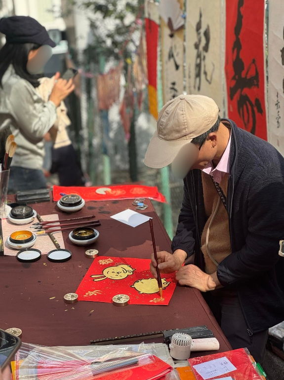 上環Chiikawa「發光揮春」爆紅！伯伯親製吸引路人圍觀 網民揭驚人售價達3位數？