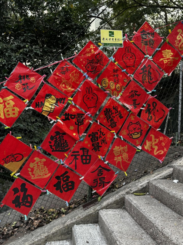 上環Chiikawa「發光揮春」爆紅！伯伯親製吸引路人圍觀 網民揭驚人售價達3位數？