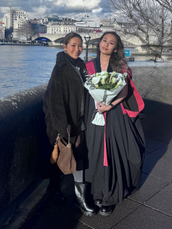 「洗米華」大女英國讀碩士一級榮譽畢業！索爆靚樣亭亭玉立激似媽媽「洗米嫂」