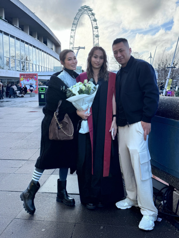 「洗米華」大女英國讀碩士一級榮譽畢業！索爆靚樣亭亭玉立激似媽媽「洗米嫂」