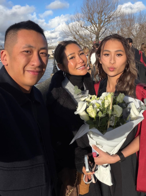 「洗米華」大女英國讀碩士一級榮譽畢業！索爆靚樣亭亭玉立激似媽媽「洗米嫂」