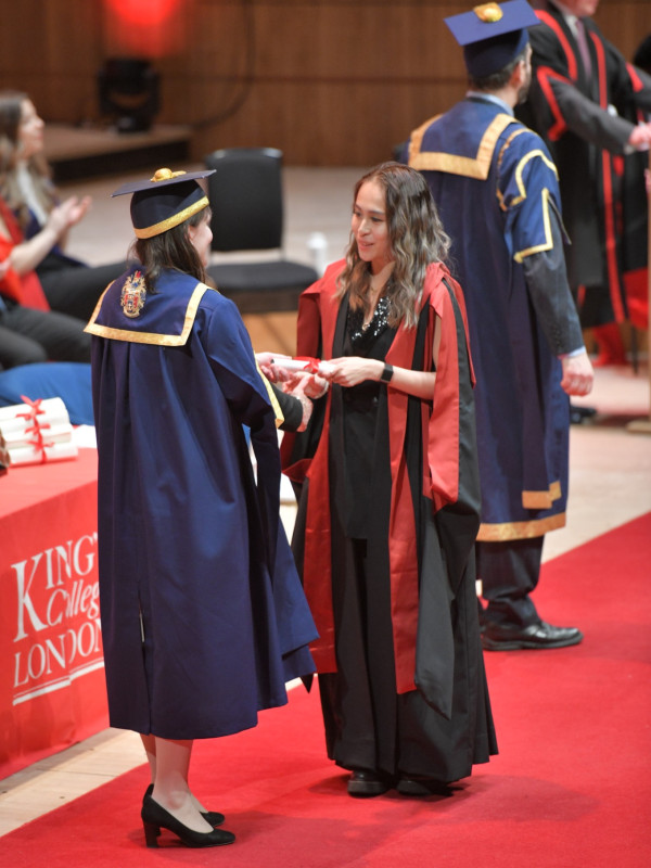 「洗米華」大女英國讀碩士一級榮譽畢業！索爆靚樣亭亭玉立激似媽媽「洗米嫂」