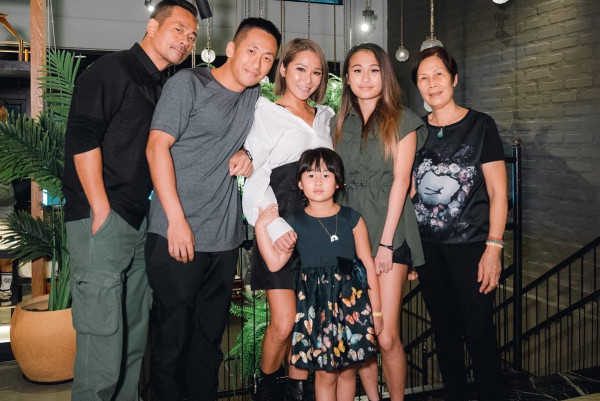 「洗米華」大女英國讀碩士一級榮譽畢業！索爆靚樣亭亭玉立激似媽媽「洗米嫂」