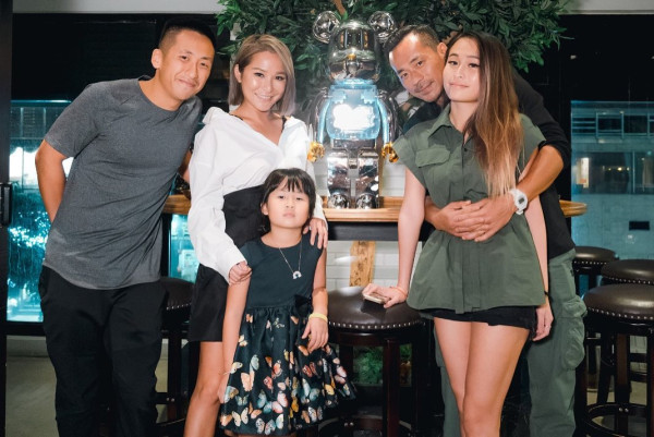 「洗米華」大女英國讀碩士一級榮譽畢業！索爆靚樣亭亭玉立激似媽媽「洗米嫂」