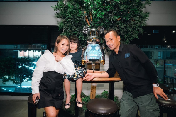 「洗米華」大女英國讀碩士一級榮譽畢業！索爆靚樣亭亭玉立激似媽媽「洗米嫂」