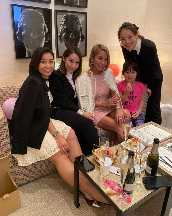 「洗米華」大女英國讀碩士一級榮譽畢業！索爆靚樣亭亭玉立激似媽媽「洗米嫂」