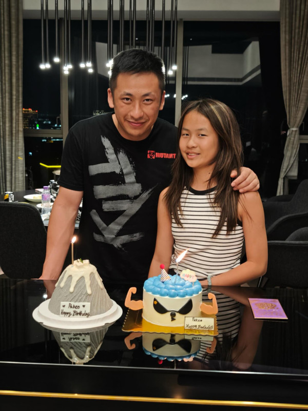 「洗米華」大女英國讀碩士一級榮譽畢業！索爆靚樣亭亭玉立激似媽媽「洗米嫂」